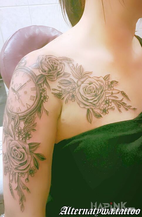 Tattoo Róża in flowers motif on the upper arm