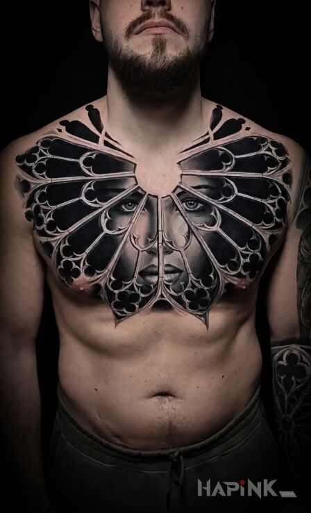 Tattoo Gotycka rozeta z twarzą — realizm black & grey in faces motif and realistic style on the chest