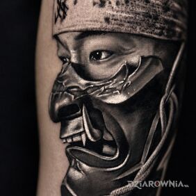 Tatuaż Samuraj w masce oni z opaską — black & grey na przedramieniu motyw: mroczne styl: realistyczne