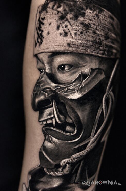Tatuaż Samuraj w masce oni z opaską — black & grey w motywie fantasy i stylu realistyczne na przedramieniu