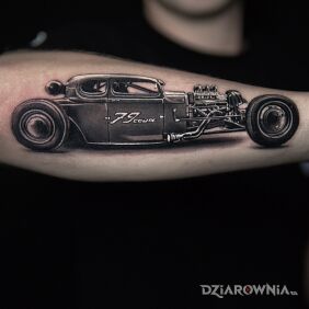 Tatuaż Hot rod — klasyczny samochód w kolorystyce black & grey na przedramieniu motyw: przedmioty styl: realistyczne