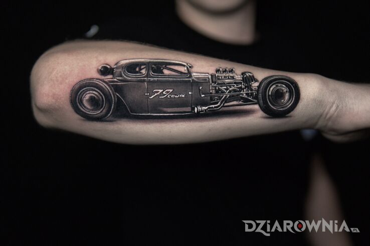 Tatuaż Hot rod — klasyczny samochód w kolorystyce black & grey w motywie Sport i stylu realistyczne na ręce