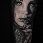 Portret kobiety z różańcem i chustą — black & grey