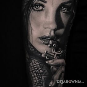 Tatuaż Portret kobiety z różańcem i chustą — black & grey na ręce motyw: twarze styl: realistyczne