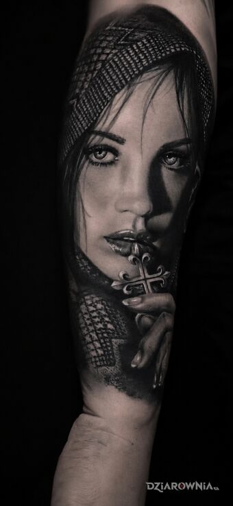 Tatuaż Portret kobiety z różańcem i chustą — black & grey w motywie 3D i stylu realistyczne na przedramieniu