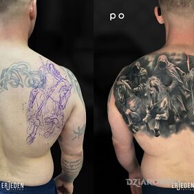 Tatuaż Czterech mrocznych jeźdźców na koniach na łopatkach motyw: czarno-szare styl: realistyczne