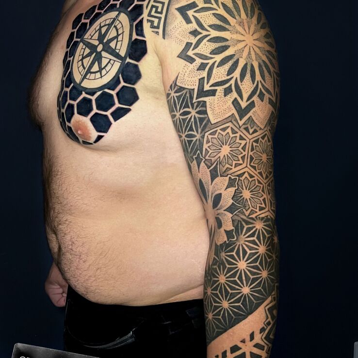 Tatuaż Geometria na całą rękę w motywie czarno-szare i stylu dotwork na ramieniu