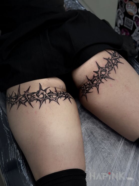 Tattoo Ciernie ornamentalne z tyłu ud in sexy motif and graphic / illustrative style on the buttocks
