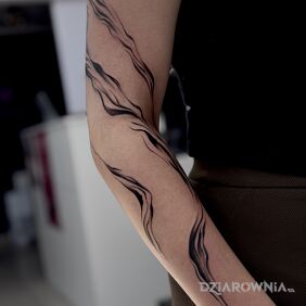 Tatuaż Abstrakcyjny czarny szlaczek na przedramieniu motyw: czarno-szare styl: blackwork / blackout