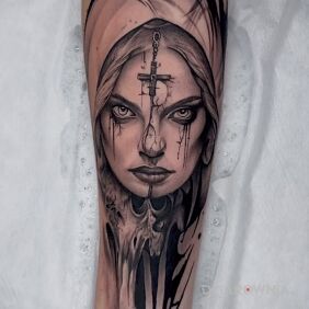 Tatuaż Mroczny portret kobiety – Dark Art na przedramieniu motyw: czarno-szare styl: realistyczne