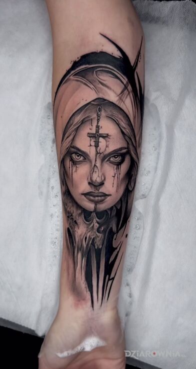 Tatuaż Mroczny portret kobiety – Dark Art w motywie twarze i stylu realistyczne na ręce