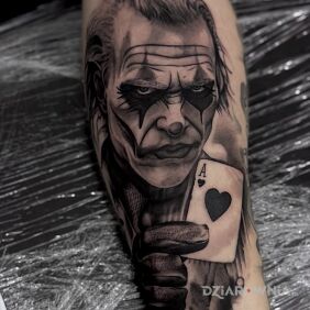 Tatuaż Joker z asem kier – Black & Grey na ręce motyw: czarno-szare styl: realistyczne