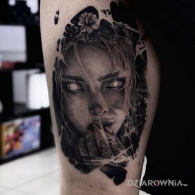 Tatuaż Mroczny portret kobiety – Black & Grey na nodze motyw: mroczne styl: realistyczne
