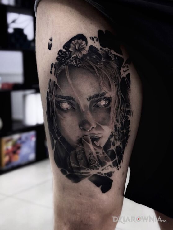 Tatuaż Mroczny portret kobiety – Black & Grey w motywie 3D i stylu realistyczne na nodze