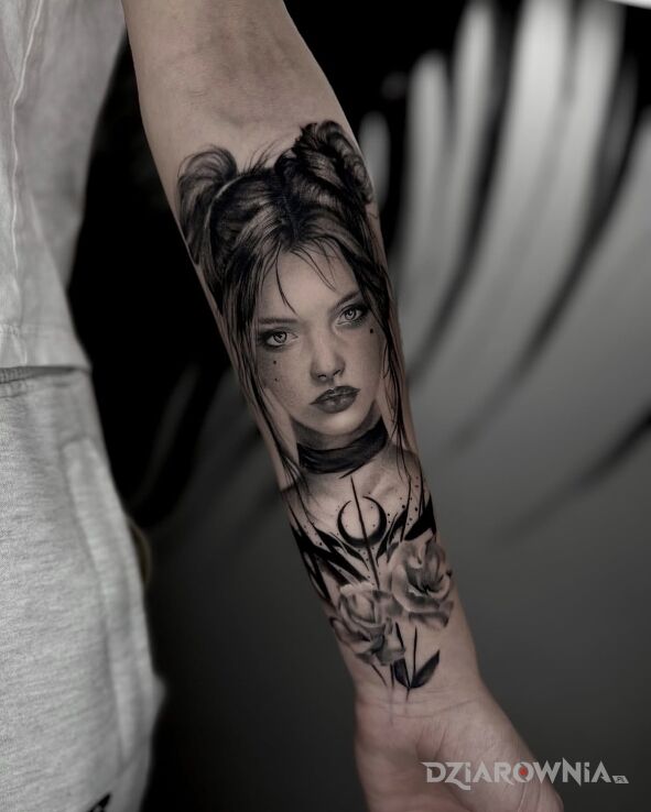Tatuaż Portret kobiety z różami – Black & Grey w motywie twarze i stylu realistyczne na przedramieniu