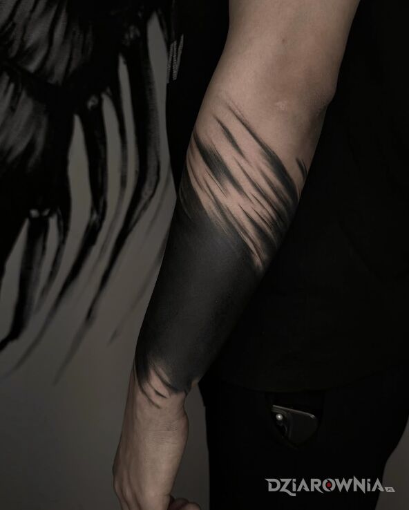 Tatuaż Abstrakcyjny Blackwork – Brush Stroke w motywie czarno-szare i stylu blackwork / blackout na przedramieniu