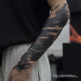 Tatuaż Brush Stroke Blackwork na ręce motyw: czarno-szare styl: blackwork / blackout