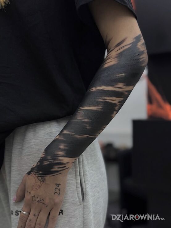 Tatuaż Brush Stroke Blackwork w motywie pozostałe i stylu abstrakcyjne na przedramieniu