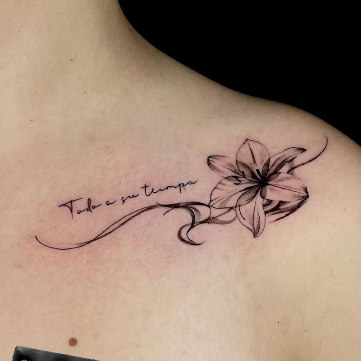 Tattoo Lilia i napis in black and gray motif and calligraphy style on the collarbone