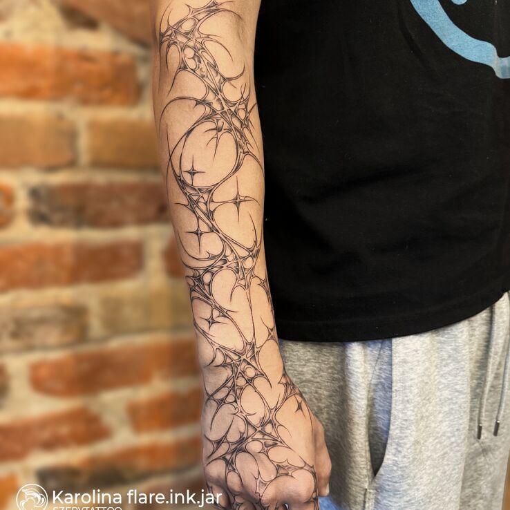 Tattoo Tkanka ostrych znaków in ornaments motif and contour / linework style on the hand