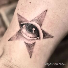 Tatuaż Wszechwidzące oko w gwieździe na łokciu motyw: czarno-szare styl: graficzne / ilustracyjne