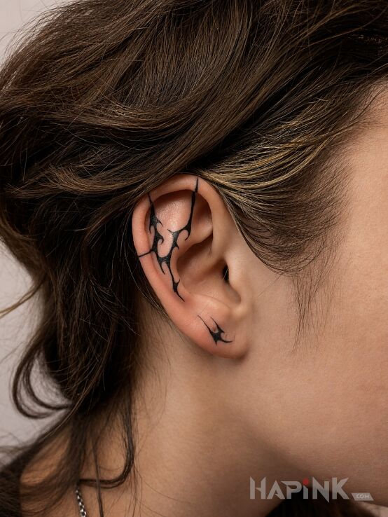 Tattoo Ostre kontury małżowiny in minimalistic style behind the ear