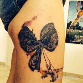 Tattoo Lace bow on the leg motif: characters