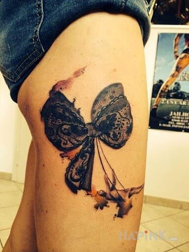 Tattoo Kokarda w koronkę in 3D motif on the leg