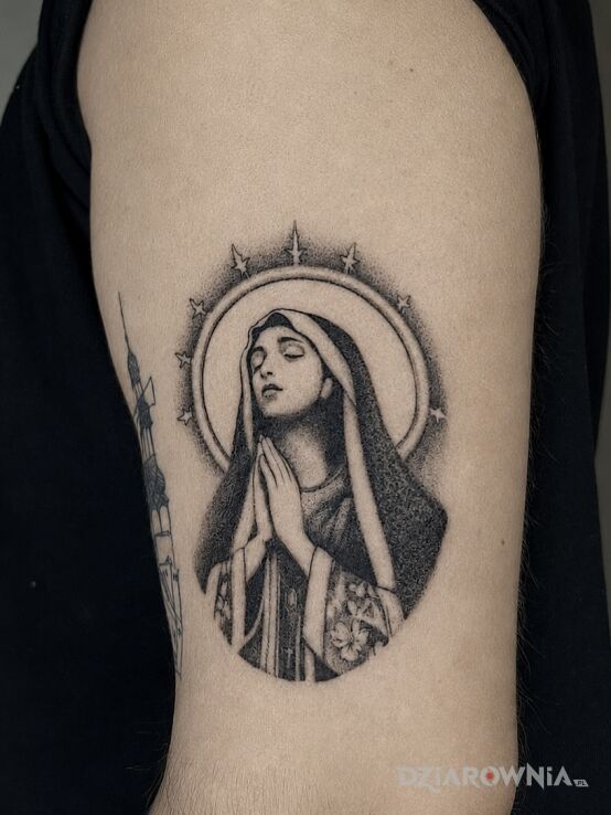 Tatuaż Madonna w gwiezdnej aureoli w motywie religijne i stylu graficzne / ilustracyjne na przedramieniu