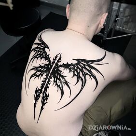 Tatuaż Skrzydlaty miecz na łopatkach motyw: skrzydła styl: blackwork / blackout