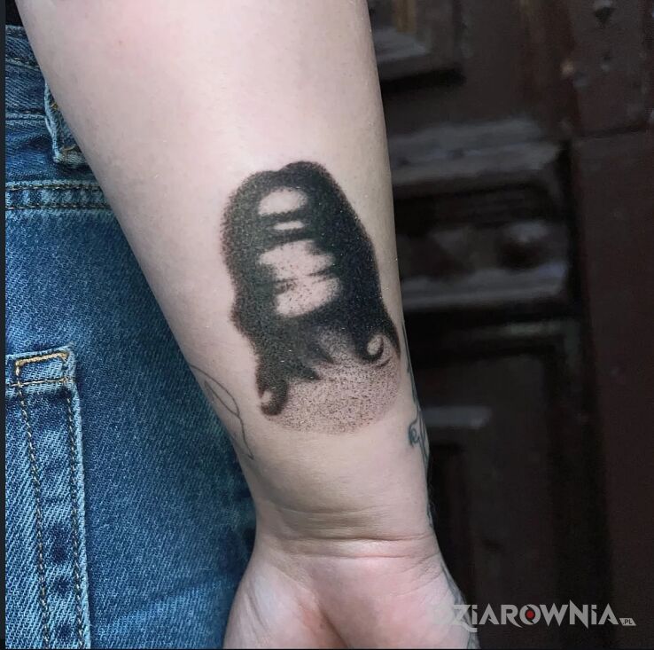 Tatuaż Rozmyty portret z cienia w motywie czarno-szare i stylu dotwork na ręce