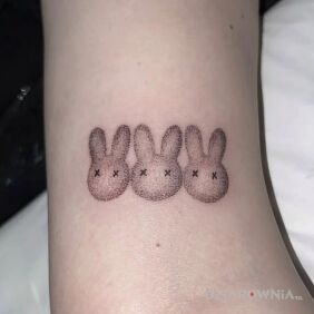 Tatuaż Trio kropkowych królików na przedramieniu motyw: małe styl: dotwork