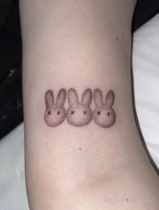 Tatuaż Trio kropkowych królików w motywie czarno-szare i stylu dotwork na ręce