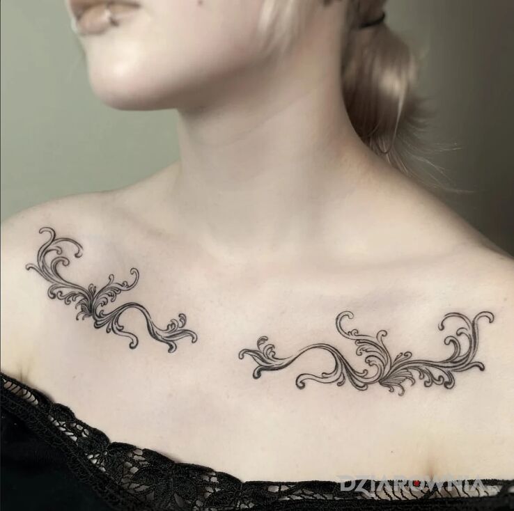 Tatuaż Symetryczne roślinne zawijasy w motywie czarno-szare i stylu kontury / linework na klatce