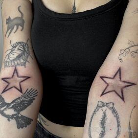 Tatuaż Gwiazdy w kolażu na przedramieniu motyw: małe styl: minimalistyczne