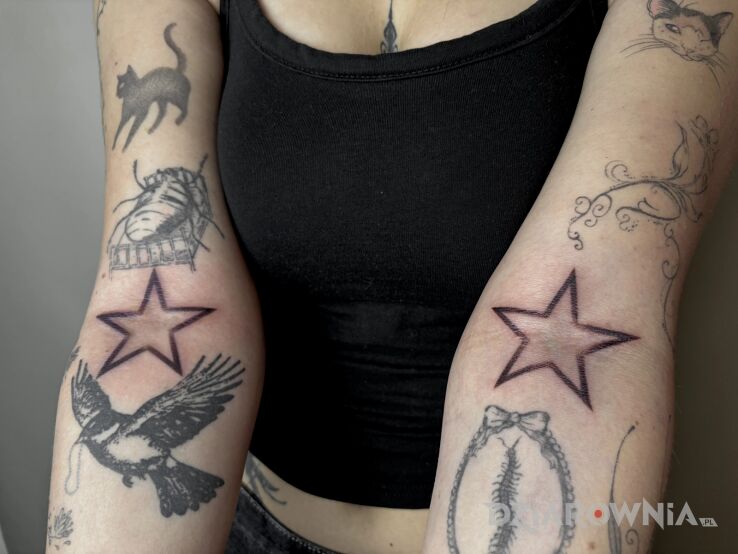Tatuaż Gwiazdy w kolażu w motywie małe i stylu minimalistyczne na ręce