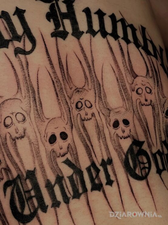 Tatuaż Upiorny korowód czaszek w motywie czaszki i stylu blackwork / blackout na brzuchu