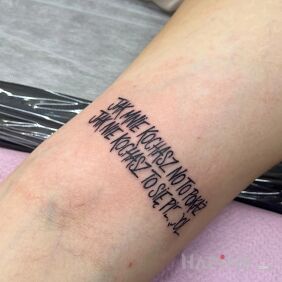Tattoo Szczery przekaz na skórze On the arm motif: black and gray style: calligraphy