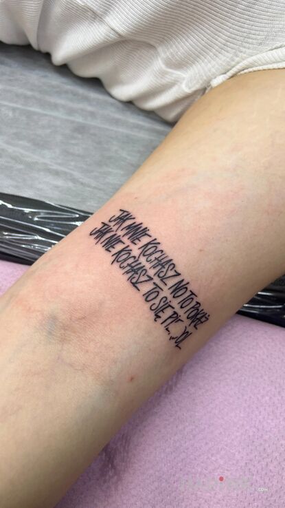 Tattoo Szczery przekaz na skórze in lettering motif and ignorant style on the forearm