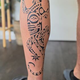 Tattoo Jaszczurka w motywie Polinezji on the calf motif: animals style: Polynesian
