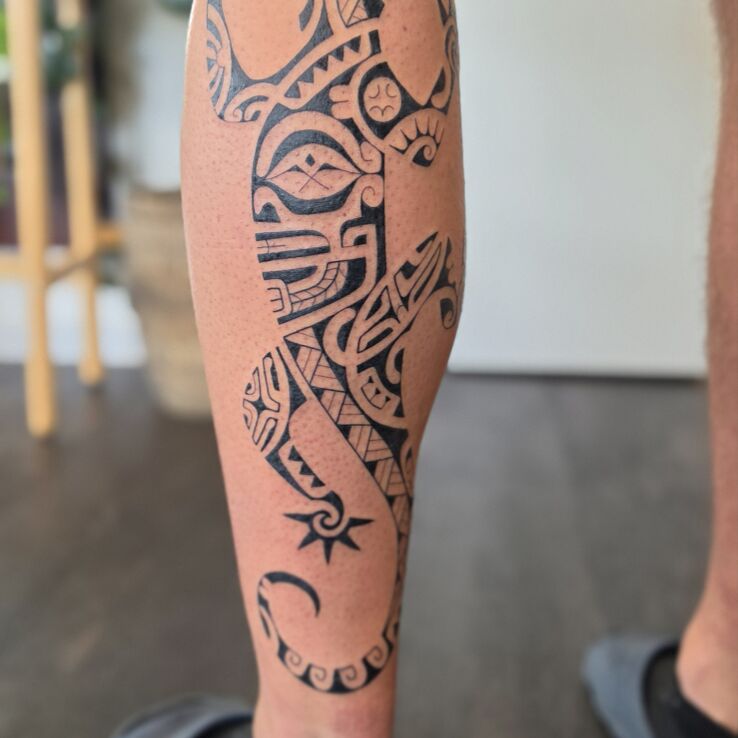 Tattoo Jaszczurka w motywie Polinezji in animals motif and Polynesian style on the calf