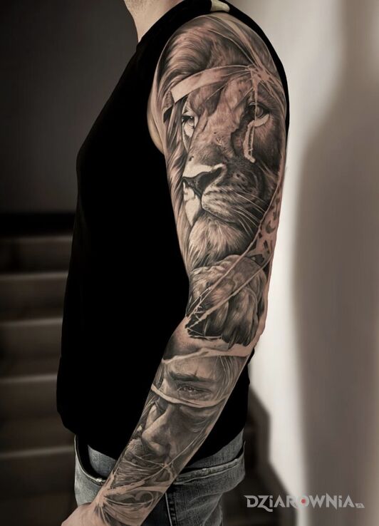 Tatuaż Duży lew — realizm black & grey w motywie czarno-szare i stylu realistyczne na ręce