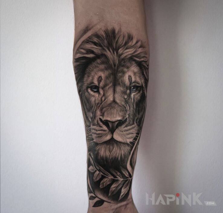Tattoo Lew i liście — black & grey in animals motif and realistic style on the forearm