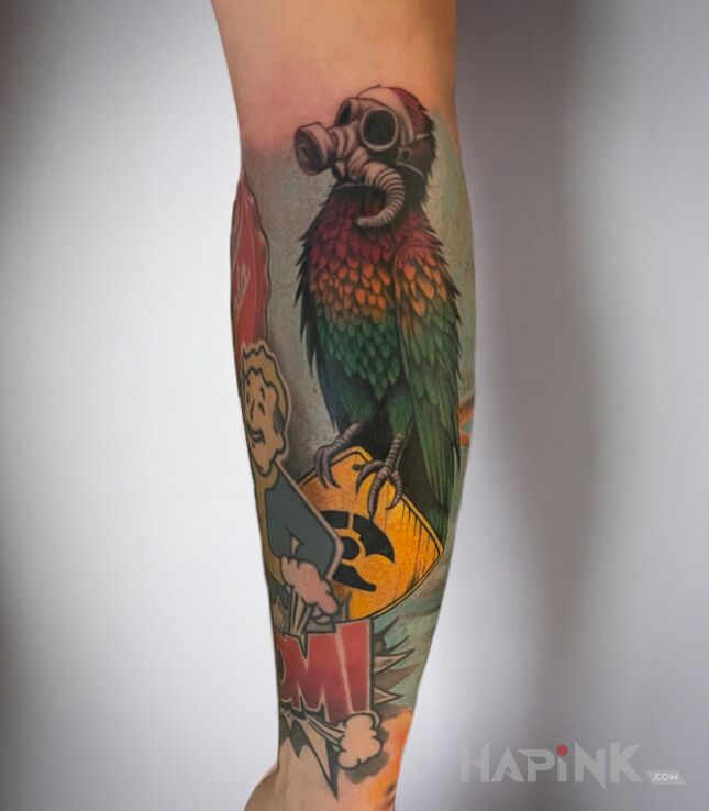 Tattoo Papuga w masce gazowej — kolorowy realizm in colorful motif and realistic style on the forearm