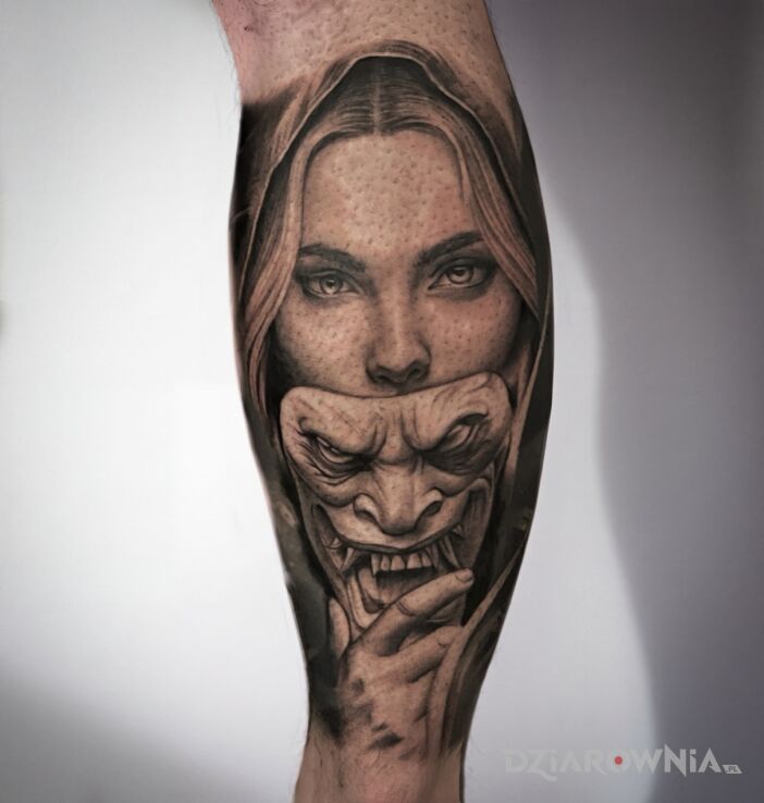 Tatuaż Kobieta z maską oni — black & grey w motywie czarno-szare i stylu realistyczne na przedramieniu