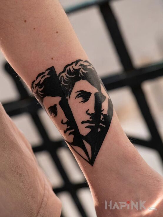 Tattoo Potrójna graficzna twarz Dawida in faces motif and graphic / illustrative style On the arm