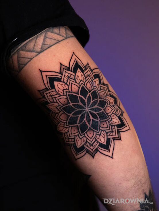 Tatuaż Czarna mandala w motywie czarno-szare i stylu blackwork / blackout na ręce