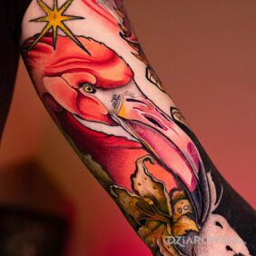 Tatuaż Neotradycyjny kolorowy flaming (w trakcie gojenia) na bicepsie motyw: kolorowe styl: neotradycyjne