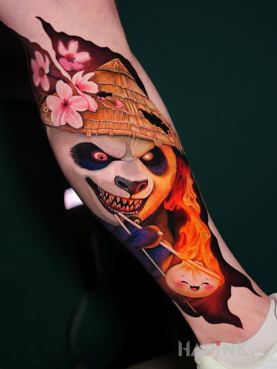 Tattoo Tatuaż zdobył II miejsce na konwencie tatuażu I Mroczny Panda Po ze szczęśliwym pierożkiem in colorful motif and realistic style on the tibia