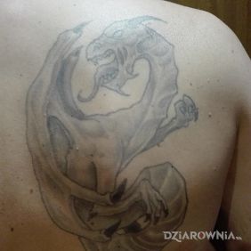 Tatuaż Smok na łopatkach motyw: smoki